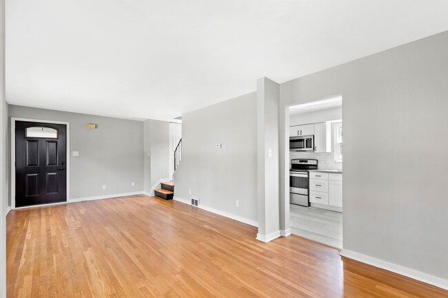 Building Photo - AVAILABLE JUNE 1ST!! STUNNING 3 BEDROOM IN...