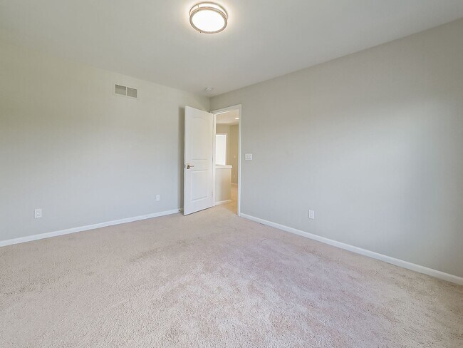 Building Photo - AVAILABLE NOW! Stunning 5-Bedroom Home in ...