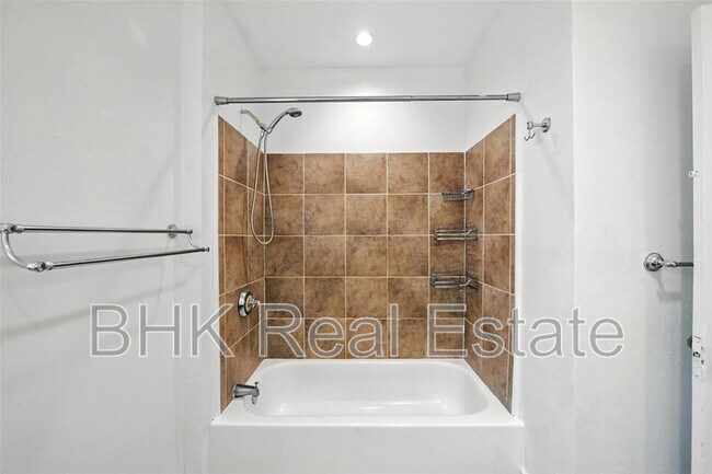 Building Photo - 4036 Dexter Ave