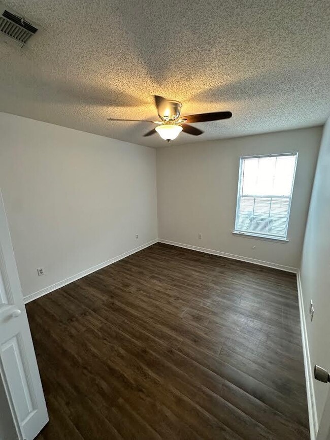 Building Photo - 934 Emily Cir