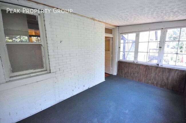 Building Photo - 2074-2078-2078 Summit St