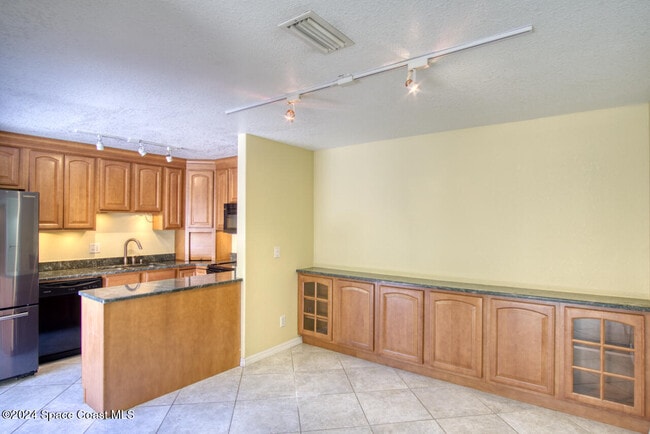 Building Photo - 2014 Vista Oaks Cir NE