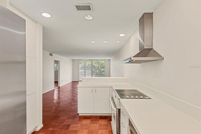 Building Photo - 301 S Gulfstream Ave