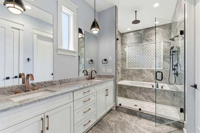 Building Photo - 1708B 15th Ave S