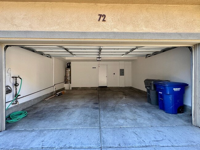 Building Photo - 3 Bed 2.5 Bath plus extra room Townhouse Style Condo / Attached 2 Car Garage