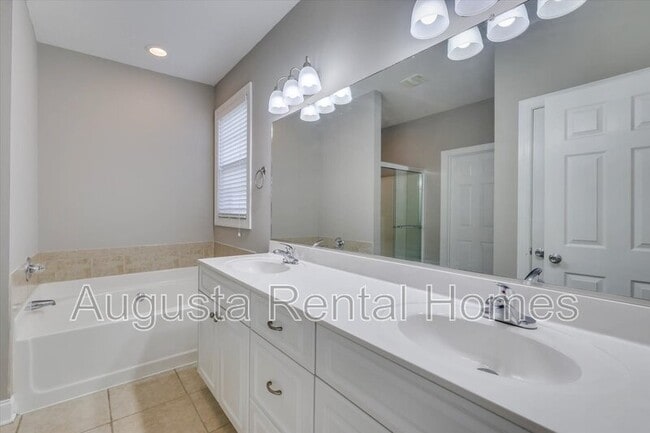 Building Photo - 719 Bonnie Oaks Ln