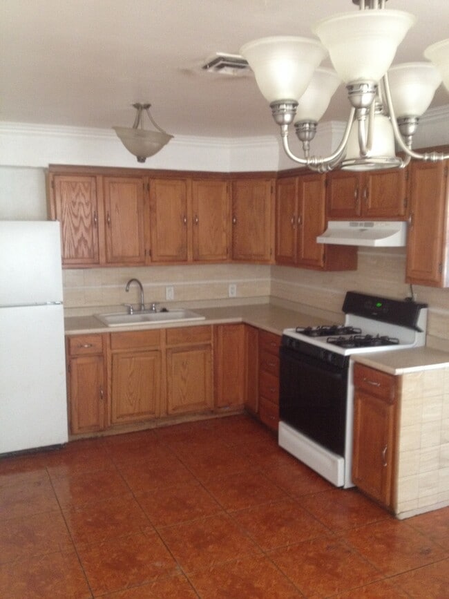 Building Photo - Beautiful 4 Bedroom 2 Bathroom house ( Alta and Decatur )