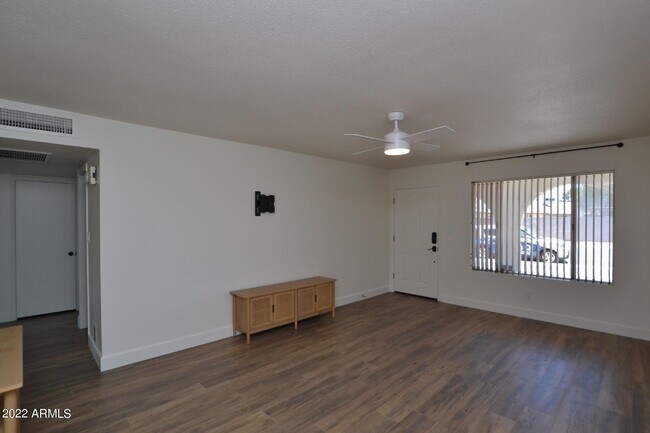 Building Photo - 2206 W Silvergate Dr