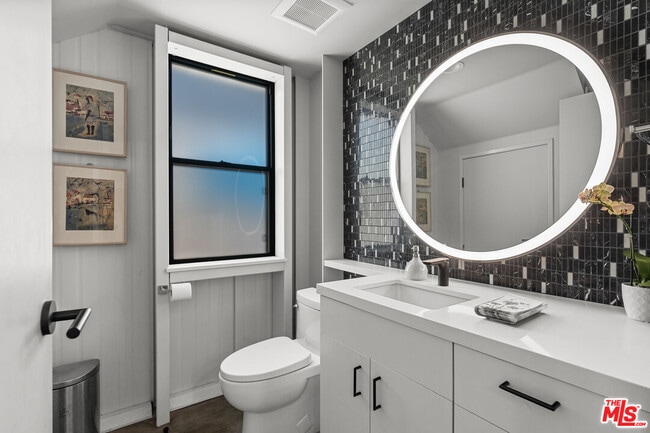 Building Photo - 548 Rose Ave