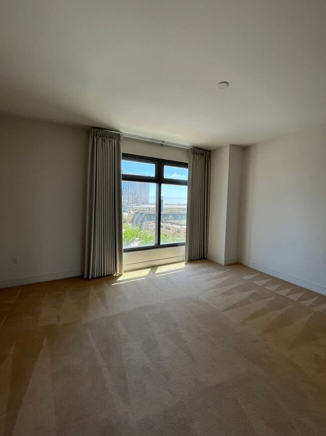 Building Photo - Experience upscale living in Downtown San Diego with great views. This is a must see!