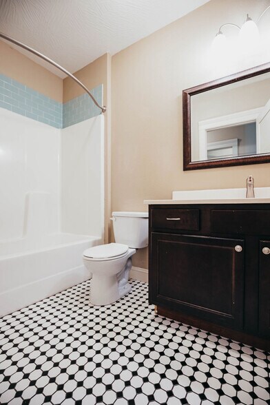 Building Photo - 1046 E Walnut St