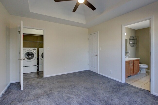 Building Photo - 3 bed 2 bath Fenced yard.  Heart of St. B.  Hurry.