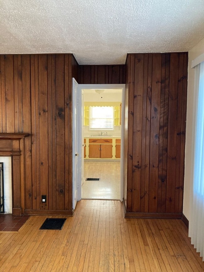 Building Photo - Move in bonus! Charming two story 2 bedroom home