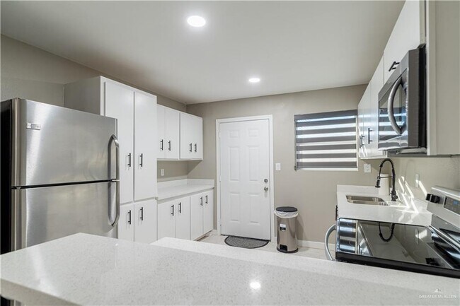 Building Photo - 206 S Ridge Ln