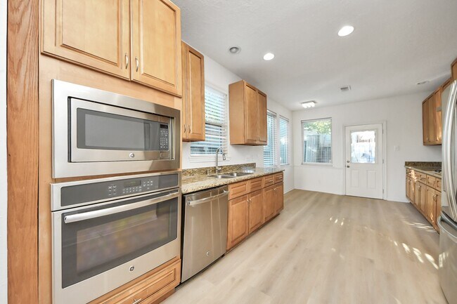 Building Photo - 10743 Boardwalk St