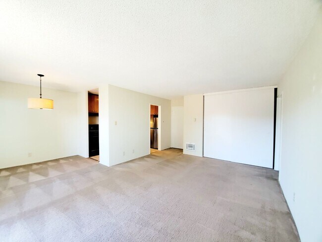 Building Photo - Spacious, sunny Woodlake Condo