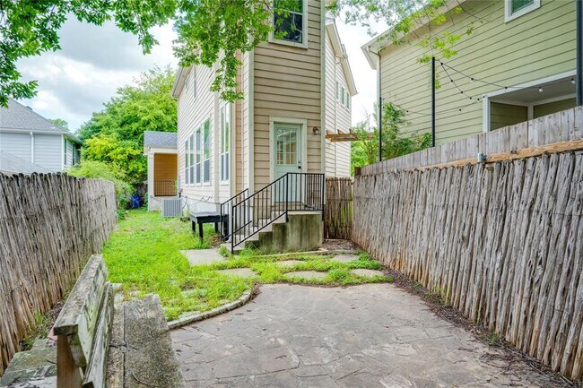 Building Photo - 1802 Village Oak Ct