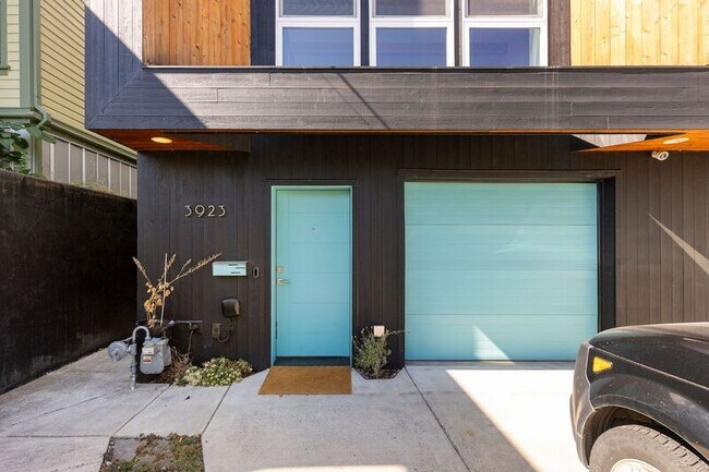 Building Photo - 3923 NE Mallory Ave