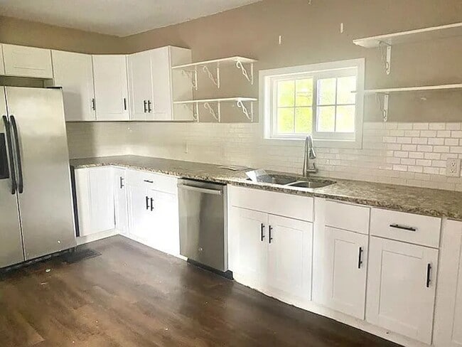 Building Photo - Corner Lot - Remodeled