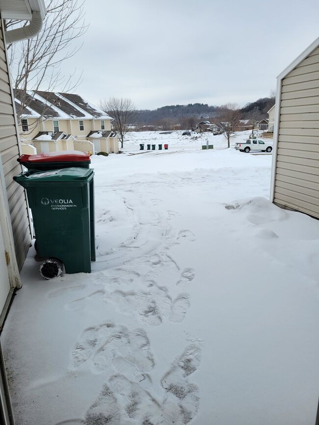 Building Photo - 2 Level Townhouse