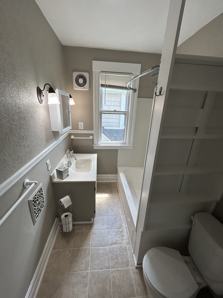 New vanity and freshly refinished tub - 1077 Lakepointe St