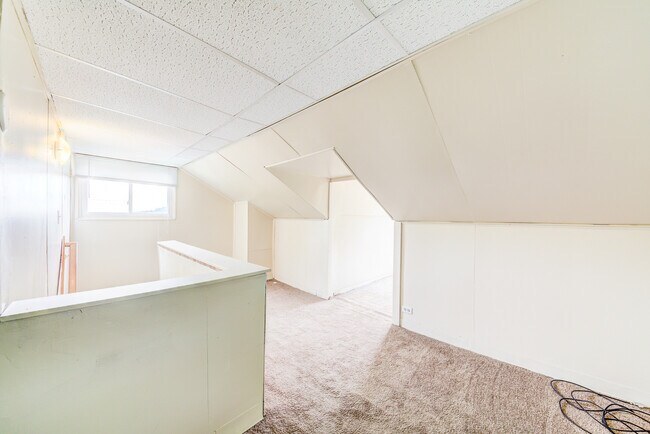 Building Photo - Available August 2024 - 3 Bedroom Home w/ ...