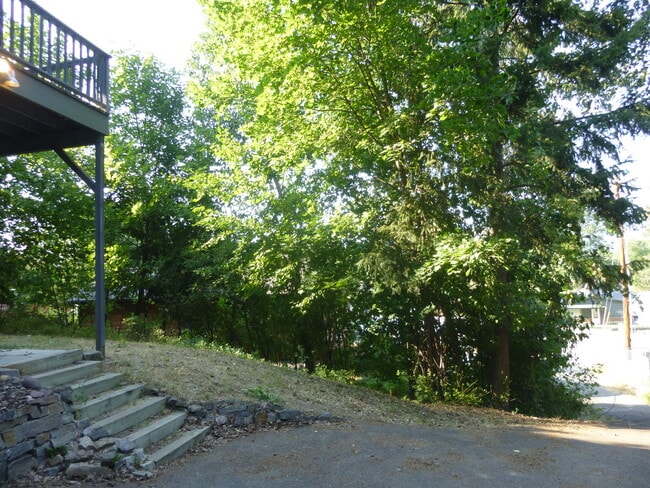 Building Photo - Wonderful secluded home