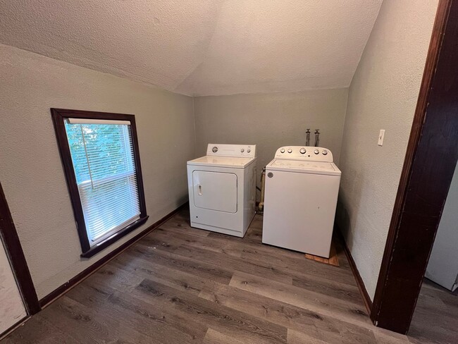 Building Photo - Three Bedroom on the NE Side of GR!