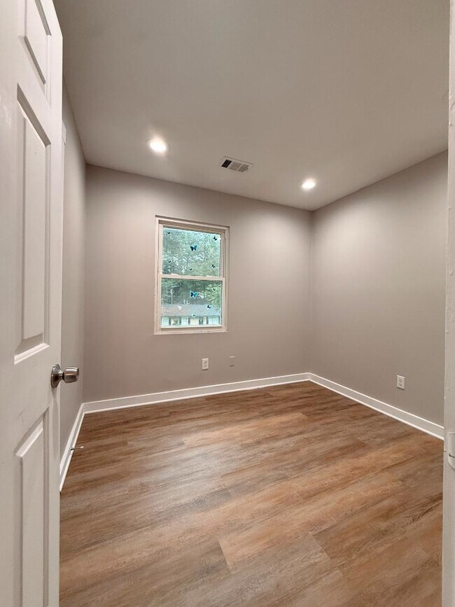 Building Photo - 657 Robert E Lee Pkwy