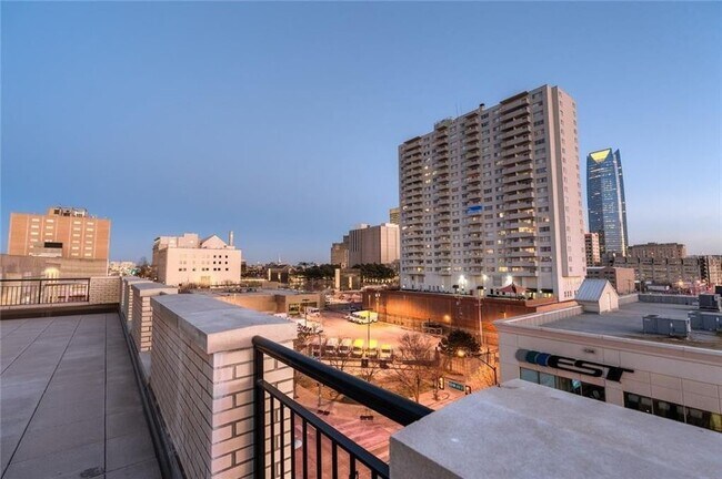 Building Photo - 701 N Hudson Ave