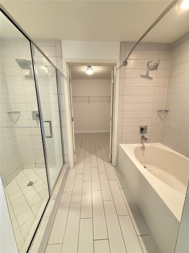 Building Photo - 999 SW 1st Ave