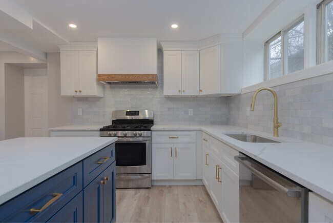 Building Photo - 11 Oak Ave