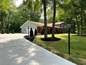 Building Photo - 704 Echo Dr