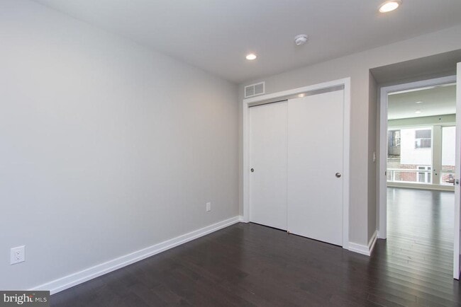 Building Photo - 716 S Sartain St