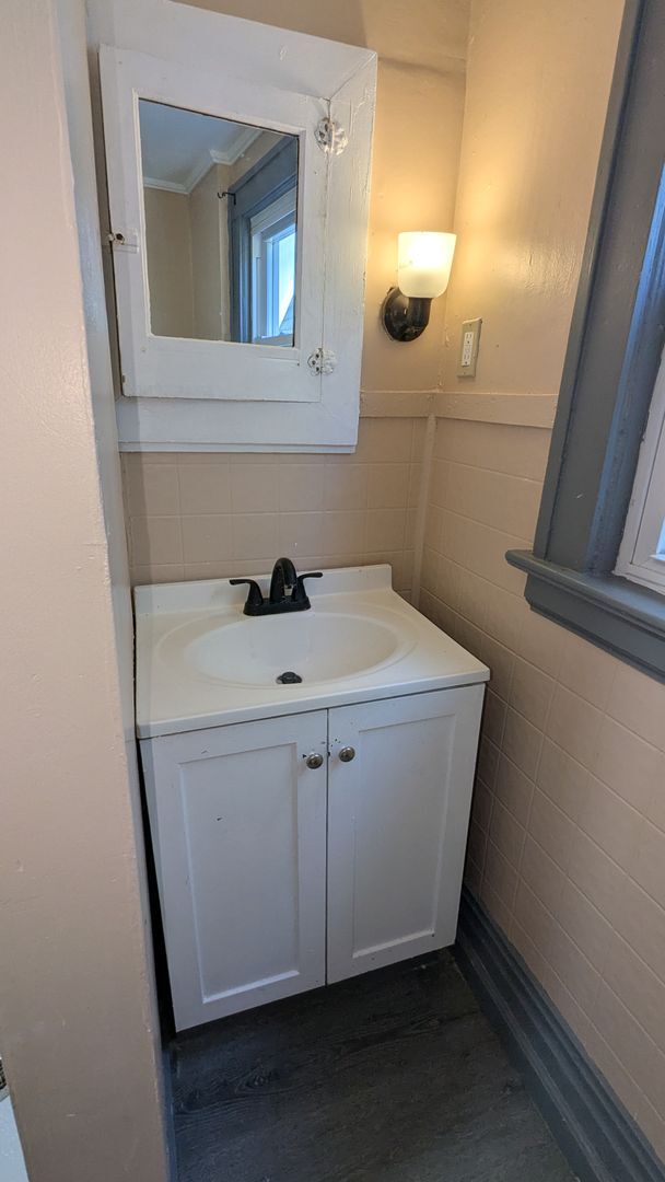 Building Photo - Spacious 4-bedroom, 1.5-bath home in Akron