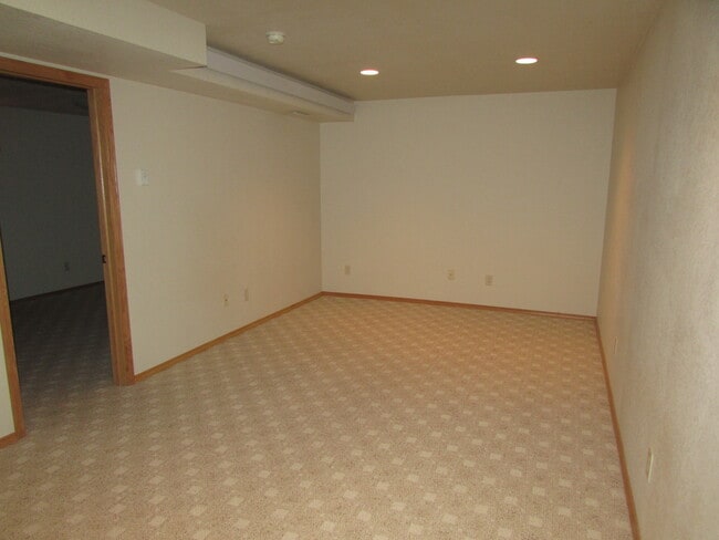 Building Photo - 3 BEDROOM | 2 BATH | SPACIOUS RAPID VALLEY...