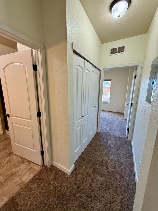 Building Photo - Fantastic 2 Bedroom, 2 Bath Ground Level Condo With Detached Garage in Loveland, Colorado