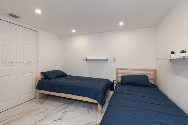 Building Photo - 1450 Brickell Bay Dr