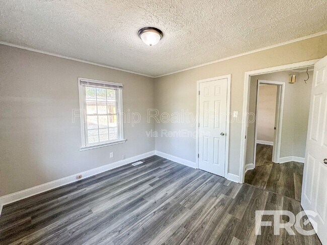 Building Photo - 610 3rd St