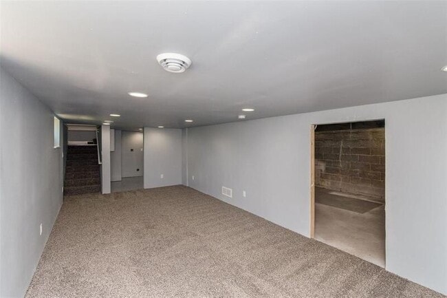 Building Photo - 916 6th St SW