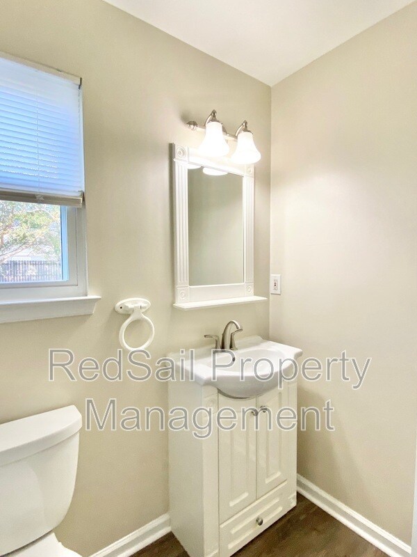 Building Photo - 1319 Pinecroft Ln