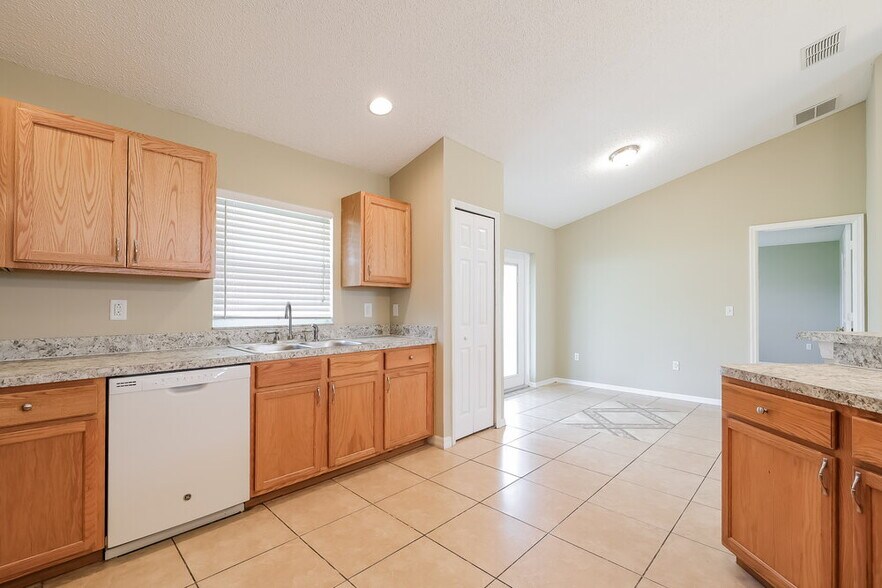 Building Photo - 1120 Roan Ct