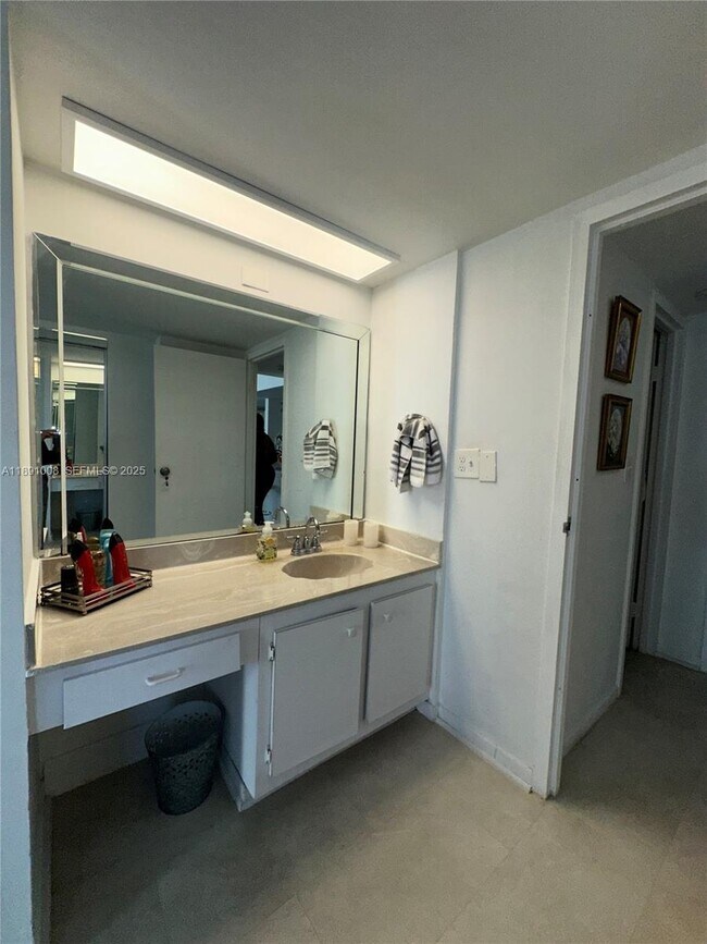 Building Photo - 3675 N Country Club Dr