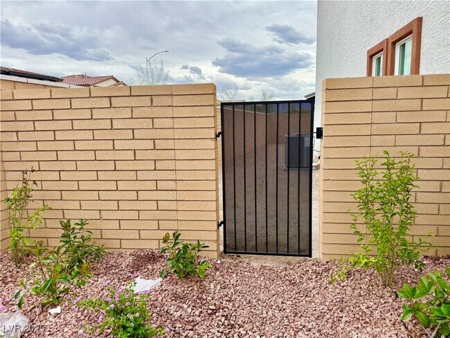 Building Photo - 499 Red Lovebird Ave