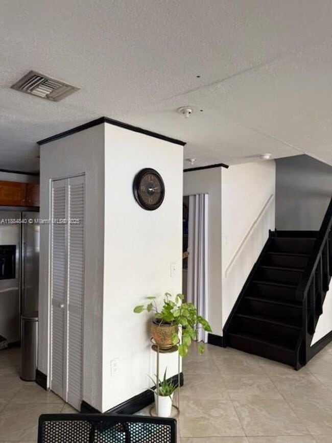 Building Photo - 6245 SW Kendale Lakes Cir