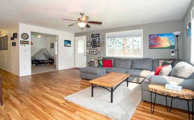 Building Photo - Great 3 Bedroom, 2 bath house Available Se...