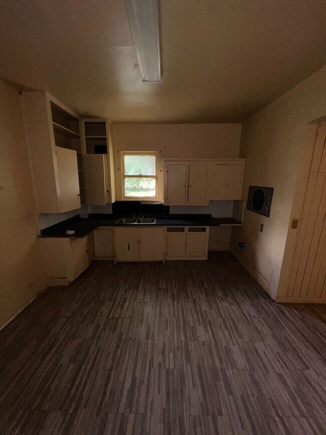 Building Photo - 2549 Quinton St