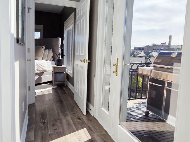 Building Photo - 1515 N Van Buren St