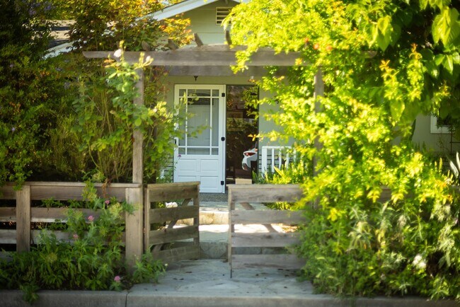 Building Photo - Cozy 2 Bedroom Cottage with Lush Gardens