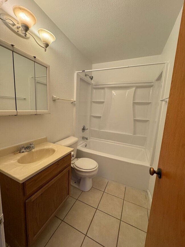 Building Photo - Pet Friendly property!